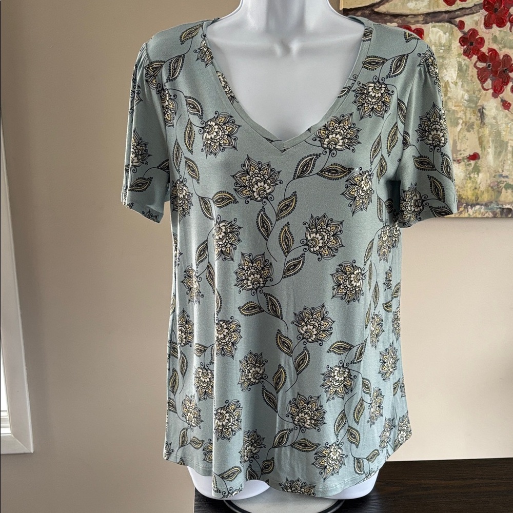 Maurice’s floral v neck short sleeve shirt